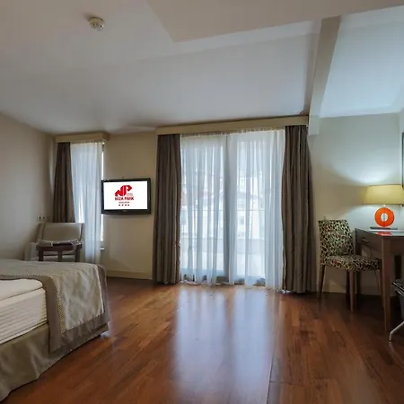 Готель Niza Park 4*